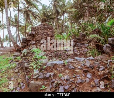 Guyane française. 10 avr, 2000. Ruines de l'infâme colonie pénale française sur l'île Royale, l'une des trois îles (Royale, Saint-Joseph, et Diable) du groupe volcanique îles du Salut au large de la Guyane française, collectivement appelés démons Island (Île du Diable). Maintenant une réserve naturelle, servir les touristes et les passagers des navires de croisière, les visiteurs ne sont pas autorisés sur les petits diables Island mais le tour de la vieille prison en décomposition sur les installations à proximité l'Isle Royale. Credit : Arnold Drapkin/ZUMA/Alamy Fil Live News Banque D'Images