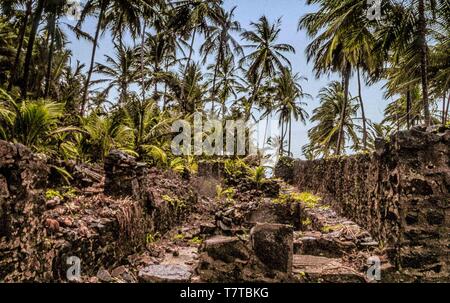 Guyane française. 10 avr, 2000. Ruines de l'infâme colonie pénale française sur l'île Royale, l'une des trois îles (Royale, Saint-Joseph, et Diable) du groupe volcanique îles du Salut au large de la Guyane française, collectivement appelés démons Island (Île du Diable). Maintenant une réserve naturelle, servir les touristes et les passagers des navires de croisière, les visiteurs ne sont pas autorisés sur les petits diables Island mais le tour de la vieille prison en décomposition sur les installations à proximité l'Isle Royale. Credit : Arnold Drapkin/ZUMA/Alamy Fil Live News Banque D'Images