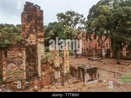 Guyane française. 10 avr, 2000. Ruines de l'infâme colonie pénale française sur l'île Royale, l'une des trois îles (Royale, Saint-Joseph, et Diable) du groupe volcanique îles du Salut au large de la Guyane française, collectivement appelés démons Island (Île du Diable). Maintenant une réserve naturelle, servir les touristes et les passagers des navires de croisière, les visiteurs ne sont pas autorisés sur les petits diables Island mais le tour de la vieille prison en décomposition sur les installations à proximité l'Isle Royale. Credit : Arnold Drapkin/ZUMA/Alamy Fil Live News Banque D'Images