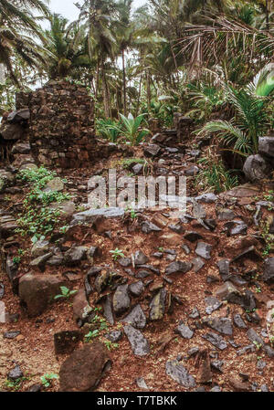 Guyane française. 10 avr, 2000. Ruines de l'infâme colonie pénale française sur l'île Royale, l'une des trois îles (Royale, Saint-Joseph, et Diable) du groupe volcanique îles du Salut au large de la Guyane française, collectivement appelés démons Island (Île du Diable). Maintenant une réserve naturelle, servir les touristes et les passagers des navires de croisière, les visiteurs ne sont pas autorisés sur les petits diables Island mais le tour de la vieille prison en décomposition sur les installations à proximité l'Isle Royale. Credit : Arnold Drapkin/ZUMA/Alamy Fil Live News Banque D'Images