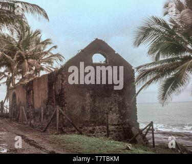 Guyane française. 10 avr, 2000. Ruines de l'infâme colonie pénale française sur l'île Royale, l'une des trois îles (Royale, Saint-Joseph, et Diable) du groupe volcanique îles du Salut au large de la Guyane française, collectivement appelés démons Island (Île du Diable). Maintenant une réserve naturelle, servir les touristes et les passagers des navires de croisière, les visiteurs ne sont pas autorisés sur les petits diables Island mais le tour de la vieille prison en décomposition sur les installations à proximité l'Isle Royale. Credit : Arnold Drapkin/ZUMA/Alamy Fil Live News Banque D'Images