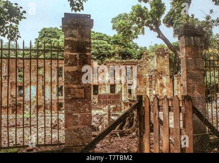 Guyane française. 10 avr, 2000. Ruines de l'infâme colonie pénale française sur l'île Royale, l'une des trois îles (Royale, Saint-Joseph, et Diable) du groupe volcanique îles du Salut au large de la Guyane française, collectivement appelés démons Island (Île du Diable). Maintenant une réserve naturelle, servir les touristes et les passagers des navires de croisière, les visiteurs ne sont pas autorisés sur les petits diables Island mais le tour de la vieille prison en décomposition sur les installations à proximité l'Isle Royale. Credit : Arnold Drapkin/ZUMA/Alamy Fil Live News Banque D'Images