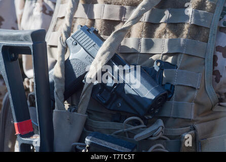 07 mai 2019, Mecklembourg-Poméranie-Occidentale, Pasewalk : En préparation de la mission des soldats de l'Panzergrenadierbrigade 41 '108' avec tous les véhicules de transport protection Dingo 2 et autres véhicules de l'Armée Fédérale Allemande pratique la sécurité des colonnes de véhicules avec voyages comme en Afghanistan. Un exercice militaire de trois jours a commencé dans la région de Pasewalk dans le Vorpommern-Greifswald district, au cours de laquelle les véhicules blindés sont également utilisés pour la formation sur la voie publique. Ceci s'inscrit dans le cadre de convois et des patrouilles qui peuvent mieux se protéger contre les autres Banque D'Images