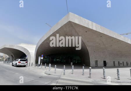 Doha. 8 mai, 2019. Photo prise le 8 mai 2019 affiche la vue extérieure de l'Al Mushaireb gare principale a ouvert récemment par le métro ligne rouge au sud de Doha à Doha, capitale du Qatar. La ligne rouge du métro de Doha a commencé les opérations partielles mercredi, le long de la côte d'al-Qassar district dans la capitale, Doha, au sud de la ville d'al-Wakrah. Credit : Nikku/Xinhua/Alamy Live News Banque D'Images