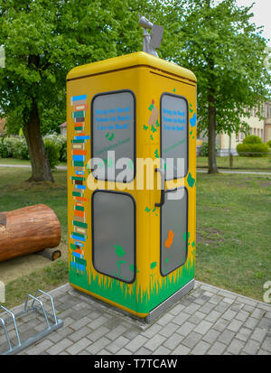 Brieskow Finkenheerd, Allemagne. 06 mai, 2019. Une cabine téléphonique se trouve sur un pré. La cabine téléphonique est équipée d'étagères. N'importe qui peut mettre des livres dans il comme cadeaux et prendre des livres avec eux gratuitement. Crédit : Patrick Pleul/dpa-Zentralbild/ZB/dpa/Alamy Live News Banque D'Images