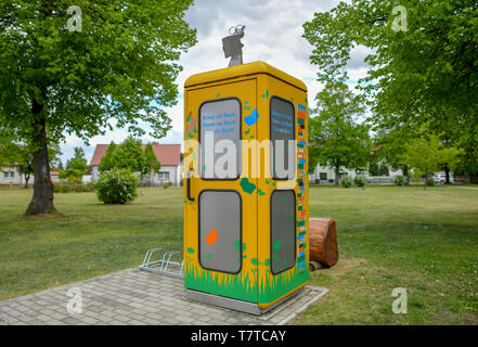 Brieskow Finkenheerd, Allemagne. 06 mai, 2019. Une cabine téléphonique se trouve sur un pré. La cabine téléphonique est équipée d'étagères. N'importe qui peut mettre des livres dans il comme cadeaux et prendre des livres avec eux gratuitement. Crédit : Patrick Pleul/dpa-Zentralbild/ZB/dpa/Alamy Live News Banque D'Images
