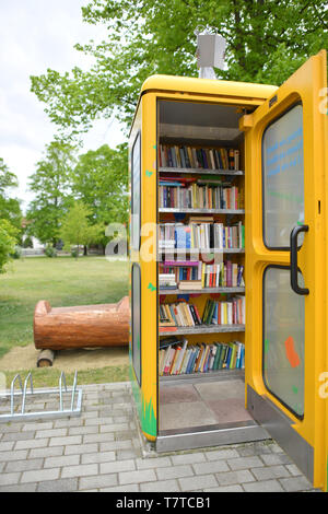 Brieskow Finkenheerd, Allemagne. 06 mai, 2019. La porte d'un jaune, ancienne cabine téléphonique est ouvert. À l'intérieur il y a des étagères avec des livres sur eux. Ici vous pouvez mettre dans les livres de donner et prendre avec vous sans frais. Crédit : Patrick Pleul/dpa-Zentralbild/ZB/dpa/Alamy Live News Banque D'Images