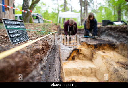 Bielefeld, Allemagne. Le 08 mai, 2019. Aileen Nowack, un étudiant de l'archéologie, et Nico Calmund, stagiaire à la LWL à Münster, creusent dans le camp romain excavé marsh. Au bord il y a un panneau avec l'inscription 'Bielefeld 2019 Menkhauser Schnitt, Bach, Westprofil 2, 08.05.2019" Les archéologues du Landschaftsverband Westfalen-Lippe (LWL) ont découvert les restes d'un 2000 ans dans le marais Romain Sennestadt. Credit : Guido Kirchner/dpa/Alamy Live News Banque D'Images