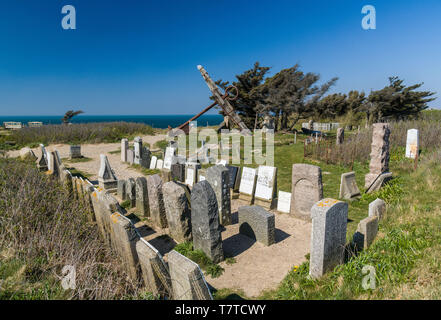 23 avril 2019, le Danemark, l'Lönstrup : une grande ancre de bateau rouillé et pierres tombales debout sur le cimetière de l'ancienne église de Marup à quelques mètres de la côte escarpée de Lönstrup Klint sur la mer du Nord. À cet endroit se trouvait autrefois une église, qui a dû être démoli peu à peu en raison de la diminution des terres à la côte, parce que sinon il serait tombé dans la mer un jour. Maintenant seulement quelques vieilles tombes et le big anchor peut être vu là. Photo : Patrick Pleul/dpa-Zentralbild/ZB Banque D'Images