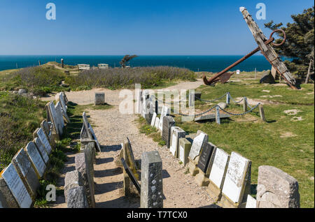 23 avril 2019, le Danemark, l'Lönstrup : une grande ancre de bateau rouillé et pierres tombales debout sur le cimetière de l'ancienne église de Marup à quelques mètres de la côte escarpée de Lönstrup Klint sur la mer du Nord. À cet endroit se trouvait autrefois une église, qui a dû être démoli peu à peu en raison de la diminution des terres à la côte, parce que sinon il serait tombé dans la mer un jour. Maintenant seulement quelques vieilles tombes et le big anchor peut être vu là. Photo : Patrick Pleul/dpa-Zentralbild/ZB Banque D'Images