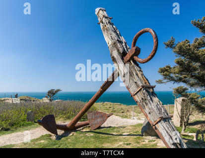 23 avril 2019, le Danemark, l'Lönstrup : un grand navire rusty anchor se trouve sur le cimetière de l'ancienne église de Marup à seulement quelques mètres de la côte escarpée de Lönstrup Klint sur la mer du Nord. À cet endroit se trouvait autrefois une église, qui a dû être démoli peu à peu en raison de la diminution des terres à la côte, parce que sinon il serait tombé dans la mer un jour. Maintenant seulement quelques vieilles tombes et le big anchor peut être vu là. Photo : Patrick Pleul/dpa-Zentralbild/ZB Banque D'Images