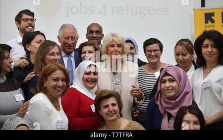 Berlin, Allemagne. 09 mai, 2019. Les Britanniques le Prince Charles, prince de Galles, et de Camilla, Duchesse de Cornwall prendre une photo de groupe lors de la visite du Comité International de Secours Projet. Credit : Tobias Schwarz/AFP extérieure/apd/Alamy Live News Banque D'Images