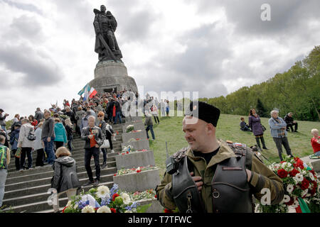 Berlin, Allemagne. 09 mai, 2019. Personnes visitent le mémorial soviétique de Treptower Park pour marquer le 74e anniversaire de la victoire de la Russie dans la Deuxième Guerre mondiale. La Russie célèbre la fin de la guerre le 9 mai, soit un jour de plus que l'Ouest, parce qu'en 1945, la reddition allemande pour les troupes soviétiques ont eu lieu dans la nuit du 8 au 9 mai, à l'heure où minuit était plus à Moscou. Crédit : Carsten Koall/dpa/Alamy Live News Banque D'Images