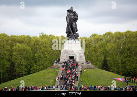 Berlin, Allemagne. 09 mai, 2019. Personnes visitent le mémorial soviétique de Treptower Park pour marquer le 74e anniversaire de la victoire de la Russie dans la Deuxième Guerre mondiale. La Russie célèbre la fin de la guerre le 9 mai, soit un jour de plus que l'Ouest, parce qu'en 1945, la reddition allemande pour les troupes soviétiques ont eu lieu dans la nuit du 8 au 9 mai, à l'heure où minuit était plus à Moscou. Crédit : Carsten Koall/dpa/Alamy Live News Banque D'Images