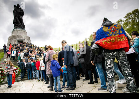 Berlin, Allemagne. 09 mai, 2019. Personnes visitent le mémorial soviétique de Treptower Park pour marquer le 74e anniversaire de la victoire de la Russie dans la Deuxième Guerre mondiale. La Russie célèbre la fin de la guerre le 9 mai, soit un jour de plus que l'Ouest, parce qu'en 1945, la reddition allemande pour les troupes soviétiques ont eu lieu dans la nuit du 8 au 9 mai, à l'heure où minuit était plus à Moscou. Crédit : Carsten Koall/dpa/Alamy Live News Banque D'Images