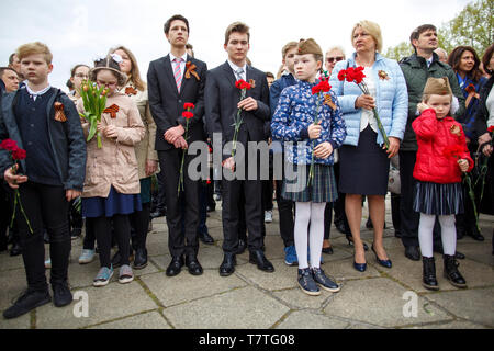 Berlin, Allemagne. 09 mai, 2019. Personnes visitent le mémorial soviétique de Treptower Park pour marquer le 74e anniversaire de la victoire de la Russie dans la Deuxième Guerre mondiale. La Russie célèbre la fin de la guerre le 9 mai, soit un jour de plus que l'Ouest, parce qu'en 1945, la reddition allemande pour les troupes soviétiques ont eu lieu dans la nuit du 8 au 9 mai, à l'heure où minuit était plus à Moscou. Crédit : Carsten Koall/dpa/Alamy Live News Banque D'Images