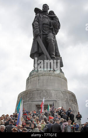 Berlin, Allemagne. 09 mai, 2019. Personnes visitent le mémorial soviétique de Treptower Park pour marquer le 74e anniversaire de la victoire de la Russie dans la Deuxième Guerre mondiale. La Russie célèbre la fin de la guerre le 9 mai, soit un jour de plus que l'Ouest, parce qu'en 1945, la reddition allemande pour les troupes soviétiques ont eu lieu dans la nuit du 8 au 9 mai, à l'heure où minuit était plus à Moscou. Crédit : Carsten Koall/dpa/Alamy Live News Banque D'Images