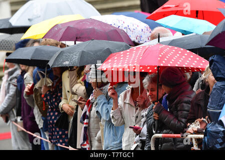 Munich, Allemagne. 09 mai, 2019. Les spectateurs sous les parasols pour attendre l'arrivée de l'héritier du trône britannique dans la résidence historique. Crédit : Peter Kneffel/dpa/Alamy Live News Banque D'Images