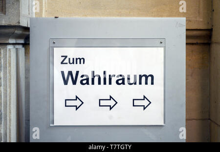 Hanovre, Allemagne. 09 mai, 2019. Dans le nouvel hôtel de ville, il y a un panneau avec l'inscription 'Zum Wahlraum' pour le bulletin de vote pour les élections européennes le 26 mai 2019. Credit : Christophe Gateau/dpa/Alamy Live News Banque D'Images