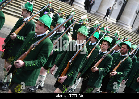 Munich, Allemagne. 09 mai, 2019. Archers viennent à Max Joseph carré avant l'arrivée de l'héritier du trône britannique dans la résidence historique. Credit : Matthias Balk/dpa/Alamy Live News Banque D'Images