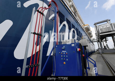 Kiel, Allemagne. 09 mai, 2019. La première centrale électrique à terre pour les grands navires à passagers est connecté à la gare maritime de la "couleur Fantasy' à Norwegenkai. L'installation de 1,5 millions d'euros est prévu uniquement pour les ferries, l'année prochaine Landstrom fournira également des bateaux de croisière sur le Ostseekai et l'Agence suédoise de ferries. Crédit : Carsten Rehder/dpa/Alamy Live News Banque D'Images