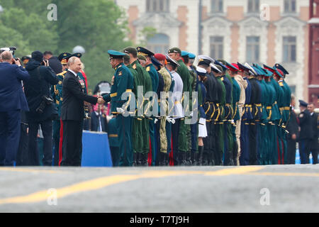 Moscou, Russie. 9 mai, 2019. Le président russe Vladimir Poutine, serre la main avec les agents sur le carré rouge sur le défilé de la victoire à Moscou, Russie, le 9 mai 2019. La Russie marque le 74e anniversaire de la victoire sur l'Allemagne nazie durant la Seconde Guerre mondiale, ici le 9 mai. Credit : Bai Xueqi/Xinhua/Alamy Live News Banque D'Images