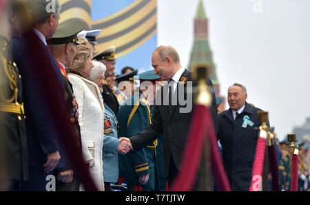 Moscou, Russie. 09 mai, 2019. Le président russe Vladimir Poutine salue les anciens combattants et réduite à l'assemblée annuelle du défilé militaire consacré au Jour de la Victoire marquant le 74e anniversaire de la fin de la Seconde Guerre mondiale à la place Rouge Le 9 mai 2019 à Moscou, Russie. La Russie célèbre l'événement annuel connu sous le nom de la Victoire dans la Grande Guerre Patriotique avec des défilés et une adresse nationale par le président Vladimir Poutine. Credit : Planetpix/Alamy Live News Banque D'Images