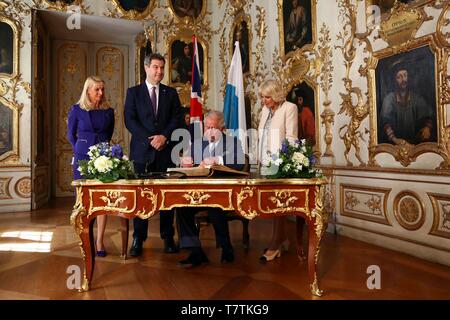 Munich, Allemagne. 09 mai, 2019. British le Prince Charles et son épouse, la Duchesse Camilla (r), signer le livre d'or dans la résidence, tandis que Markus Söder (CSU, 2e de gauche), le Premier Ministre de Bavière, et sa femme Karin Baumüller-Söder (l) se tenir à côté d'eux. Credit : Matthias Schrader/AP/Piscine/dpa/Alamy Live News Banque D'Images