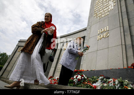 Berlin, Allemagne. 09 mai, 2019. Personnes visitent le mémorial soviétique du Tiergarten à à l'occasion du 74ème anniversaire de la victoire de la Russie dans la Deuxième Guerre mondiale. La Russie célèbre la fin de la guerre le 9 mai, soit un jour de plus que l'Ouest, parce qu'en 1945, la reddition allemande pour les troupes soviétiques ont eu lieu dans la nuit du 8 au 9 mai, à l'heure où minuit était plus à Moscou. Crédit : Carsten Koall/dpa/Alamy Live News Banque D'Images