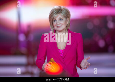 Berlin, Deutschland. 04 mai, 2019. Carmen NEBEL, Allemagne, présentateur, 'Bienvenue à Carmen Nebel' 15 ans anniversaire de la ZDF show le 4 mai, 2017 à partir de l'Velodrom, Berlin Â | Conditions de crédit dans le monde entier : dpa/Alamy Live News Banque D'Images