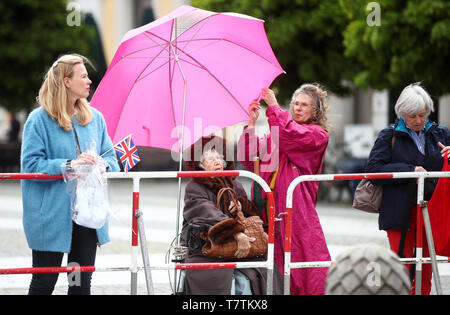 Munich, Allemagne. 09 mai, 2019. Curieux d'attendre l'arrivée de la Prince Charles au siège de Siemens. Crédit : Michael Dalder/Reuters/Piscine/dpa/Alamy Live News Banque D'Images