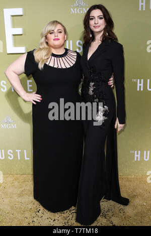 Los Angeles, USA. Le 08 mai, 2019. Rebel Wilson et Anne Hathaway arrivent à la Los Angeles Premiere de MGM's 'The Hustle" tenue au ArcLight Cinerama Dome le 8 mai 2019 à Hollywood, Los Angeles, Californie, États-Unis. Agence de presse : Image de crédit/Alamy Live News Banque D'Images