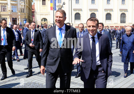 Sibiu, Roumanie. 9 mai, 2019. Le Président Klaus Werner Iohannis (L'avant), marche avec le président français, Emmanuel Macron à Sibiu, Roumanie, le 9 mai 2019. Les dirigeants de l'Union européenne (UE) les États membres le jeudi d'accord sur la défense "une seule Europe" et le maintien de l'ordre international fondé sur des règles dans leur "10 engagements" déclaration, faite lors d'un sommet informel à Sibiu, Roumanie centrale. Crédit : Chen Jin/Xinhua/Alamy Live News Banque D'Images