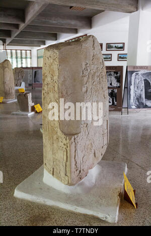 Musée de Tikal au Guatemala - Stela 40, le Musée maya de Tikal, pierre sculptée de la maya de Tikal, Tikal site Guatemala Amérique Centrale Banque D'Images