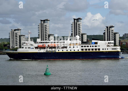 Expedition Cruise Ship National Geographic Explorer vu descendre la Tamise après une brève visite à Londres Banque D'Images