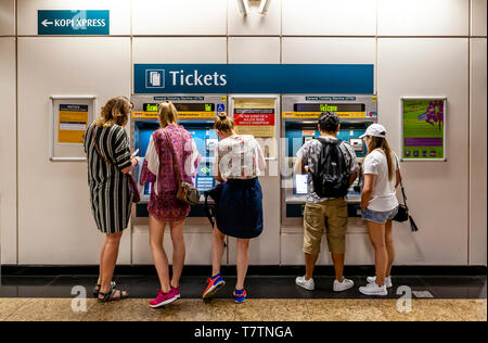 Les touristes d'acheter des billets à une station de MRT, à Singapour, en Asie du sud-est Banque D'Images