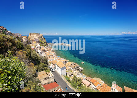 Scilla en Calabre, Italie. Maison de vacances voyage été italien. Banque D'Images