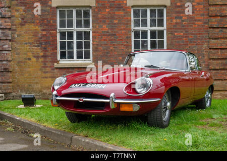 1969 Jaguar Type E Rouge voiture à Bicester Heritage Centre 'Drive il day'. Bicester, Oxfordshire, Angleterre Banque D'Images