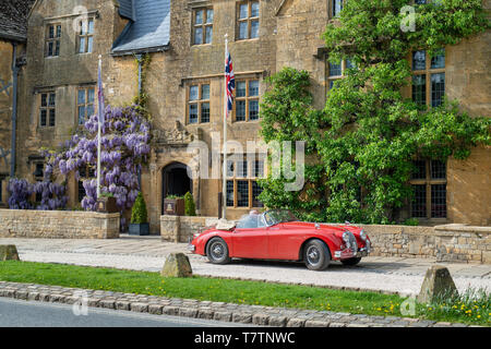 Vintage 1959 Jaguar XK voiture à l'extérieur de l'hôtel Lygon Arms. Broadway, Cotswolds, Worcestershire, Angleterre. Banque D'Images