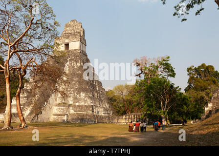 La population locale en vêtements traditionnels et du Temple 1, ou Temple du Grand Jaguar, les ruines d'un temple maya,le parc national de Tikal, Guatemala Amérique Centrale Banque D'Images