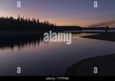 Un magnifique coucher de soleil sur un lac dans le Parc National de Yellowstone, des reflets de couleurs dans le lacs Banque D'Images