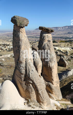 Trois belles cheminées de fées à Urgup Nevsehir Cappadoce, Ville, Ville, Turquie Banque D'Images