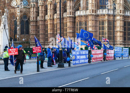 Londres, Royaume-Uni - 19 Décembre, 2018 manifestants contre Brexit : tenir des pancartes et des drapeaux de l'Union européenne devant les Chambres du Parlement o Banque D'Images