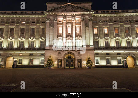 Vue de nuit sur la façade de Buckingham Palace la nuit, Londres, Royaume-Uni. Banque D'Images