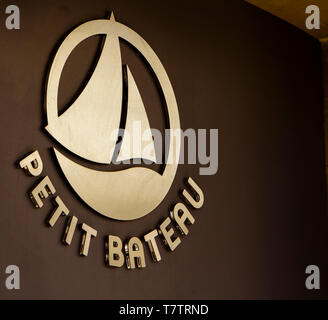 NIMES, FRANCE - Le 29 avril 2019 : Détail de Petit Bateau store à Nimes, France. Petit Bateau est une marque française de vêtements pour bébés et enfants fondée en Banque D'Images