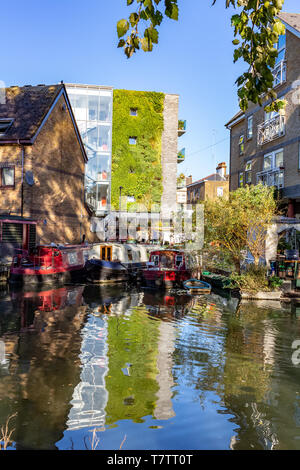 Londres, UK - Oct 21, 2018 : Rangées de péniches et bateaux sur le canal étroit banques à Regent's Canal, près de Paddington à la Petite Venise, Londres Banque D'Images