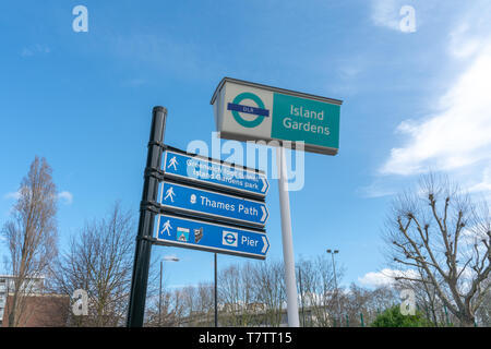 Londres, Royaume-Uni - 05 mars 2019 Jardins de l'île : - un Docklands Light Railway (DLR) à côté de jardins de l'île sur l'Isle of Dogs, East London Banque D'Images