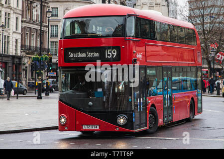 Londres, Royaume-Uni - 23 décembre 2019 : Nouveau Wrightbus Routemaster voyageant autour de Trafalgar Square en direction de la gare de Streatham sur route 15 Banque D'Images