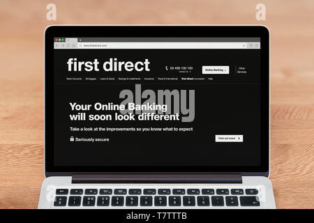 Un Apple Macbook affiche la première banque directe site (usage éditorial uniquement). Banque D'Images