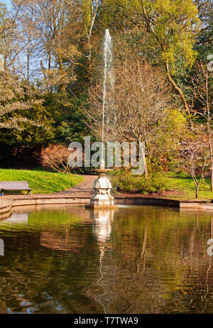 La fontaine ornementale dans le lac à Williamson Park, Lancaster Banque D'Images